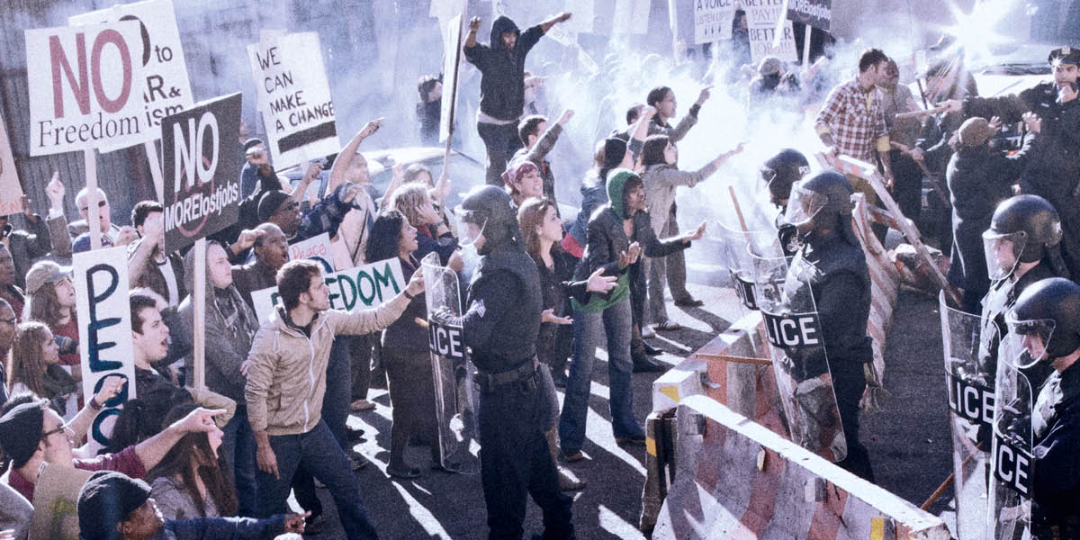 Полицейские пытаются остановить протестующих.