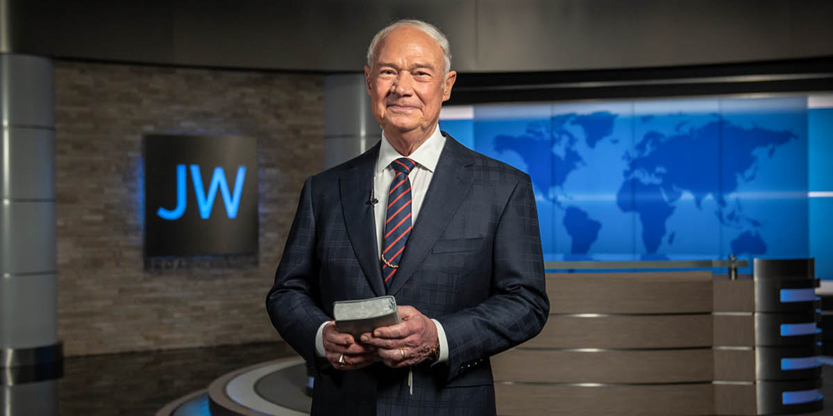Брат из Руководящего совета ведет ежемесячный выпуск программы JW Broadcasting.