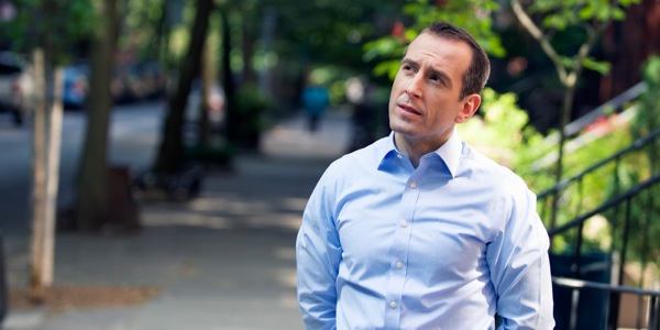Мужчина размышляет о Боге