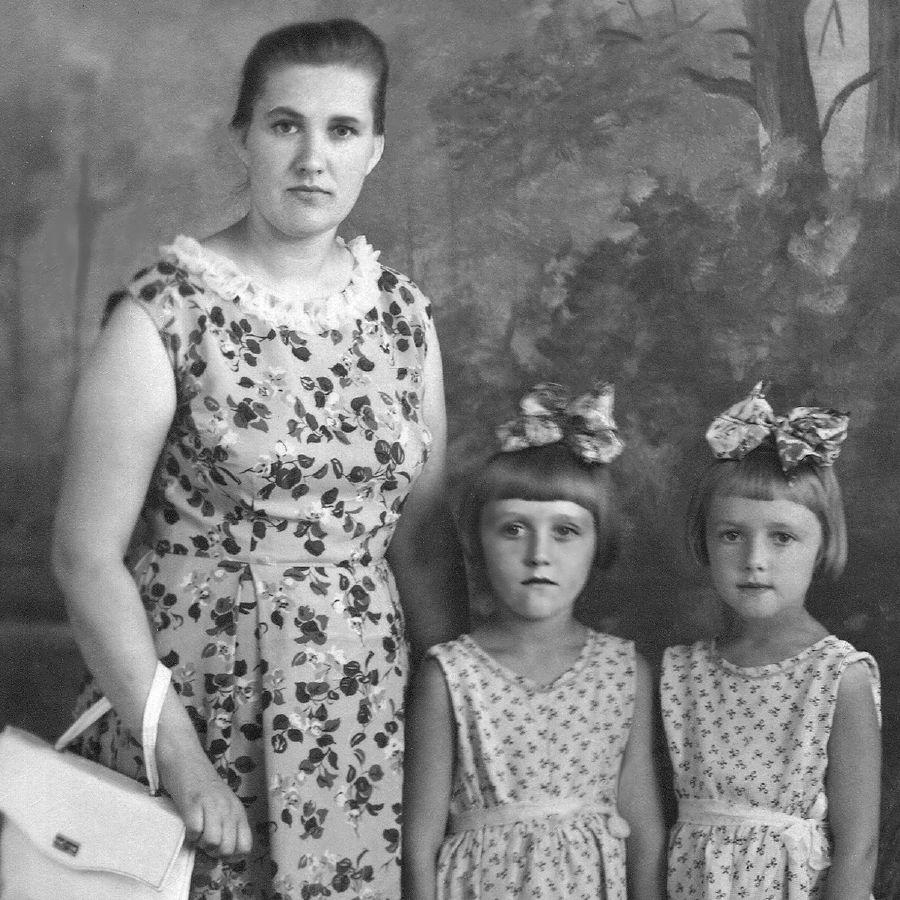 Мария Сивульская с дочерьми Ольгой и Ириной. 1965 год