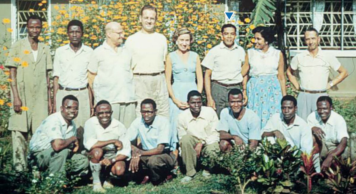 Вудворт и Орис Миллз с вефильской семьей в Лагосе (Нигерия). 1957 год