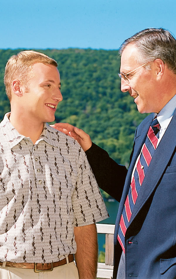 Umuvukanyi yitereye mu myaka ariko aramwenyura akaba afashe n’ubugwaneza ku rutugu rw’umuvukanyi akiri muto.