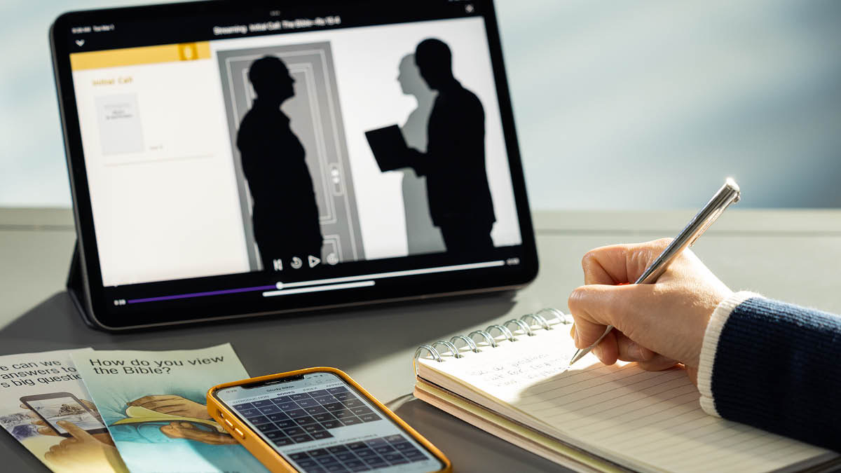 Mushiki wacu ariko araraba ividewo y’ingene twotanguza ibiyago, agaca agira utwo yiyandikiye. Iruhande y’agakaye kiwe, hari udupapuro tw’inkuru nziza be na telefone irimwo JW Library.