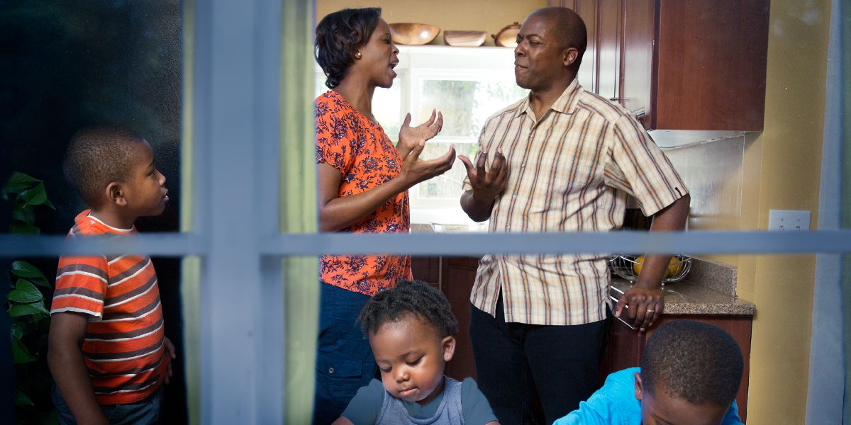 Abana bababajwe n’uko ababyeyi babo barimo batongana