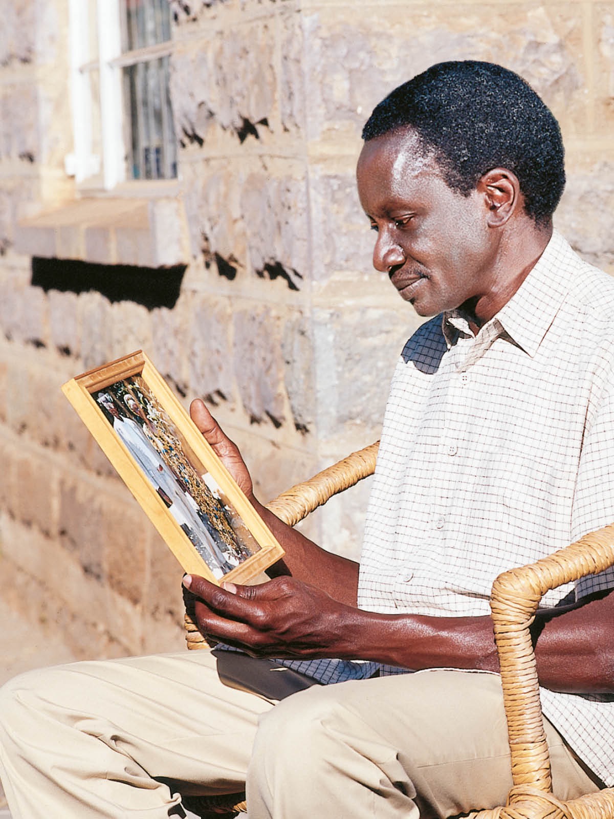 Mamuna akuyang’ana foto ya ambuyace