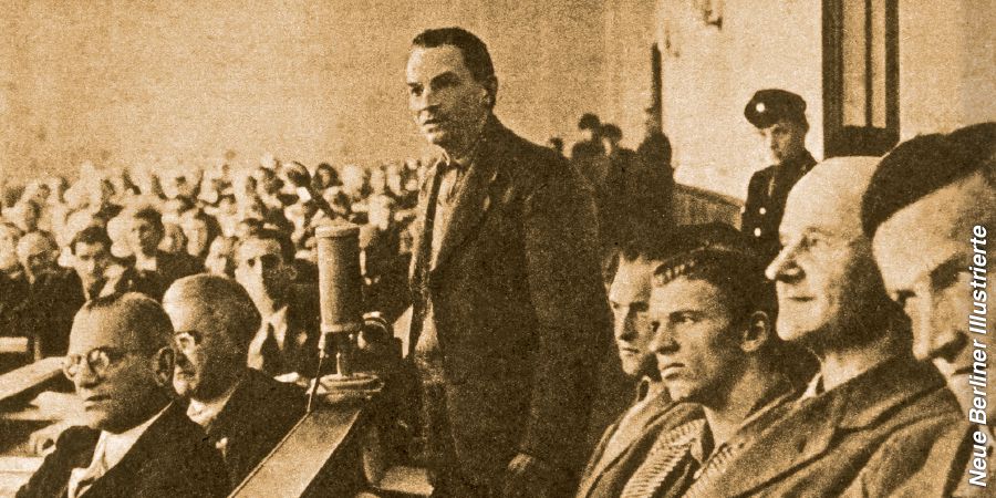 Irmãos sendo julgados em um tribunal comunista na Alemanha Oriental.