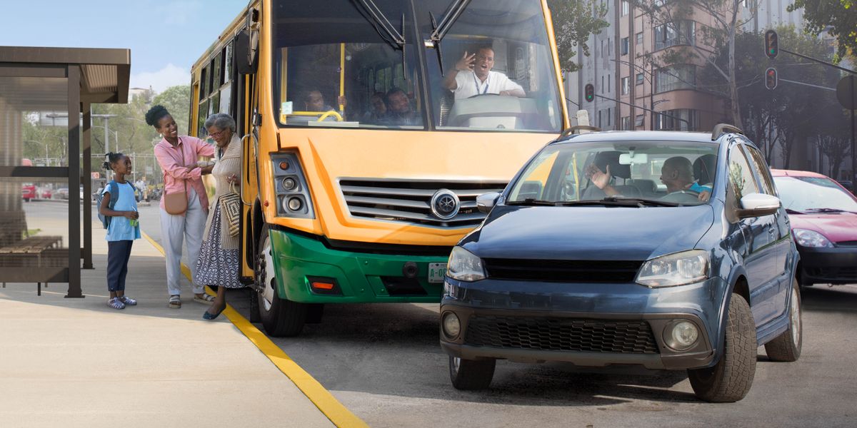 Um motorista de ônibus bastante irritado com outro motorista que o fechou no trânsito. Enquanto isso, uma mãe e seu filho ajudam uma senhora idosa a descer do ônibus.