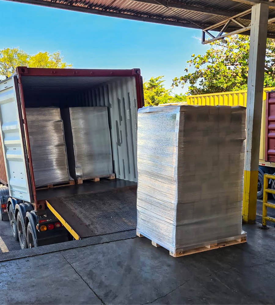 Um pálete com itens de ajuda humanitária pronto para ser colocado dentro de um contêiner.