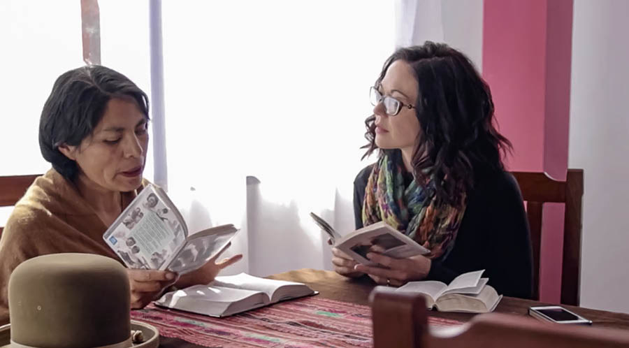 Uma missionária estuda a Bíblia com uma mulher.