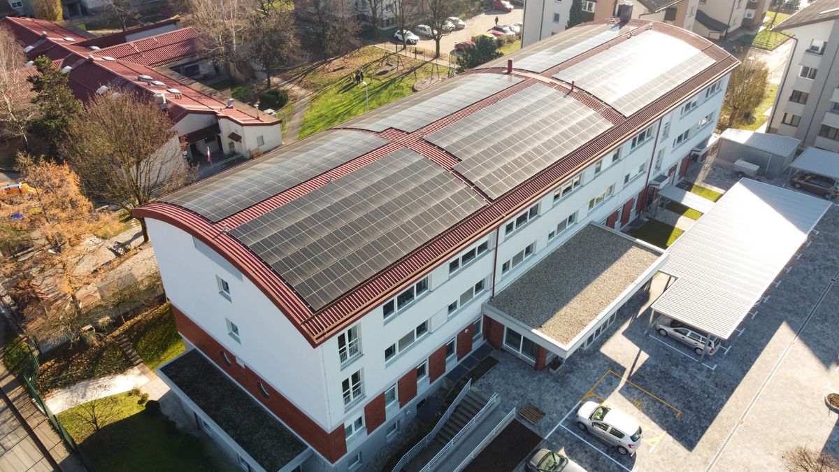 Uma vista aérea dos painéis solares instalados no telhado do Betel da Eslovênia.