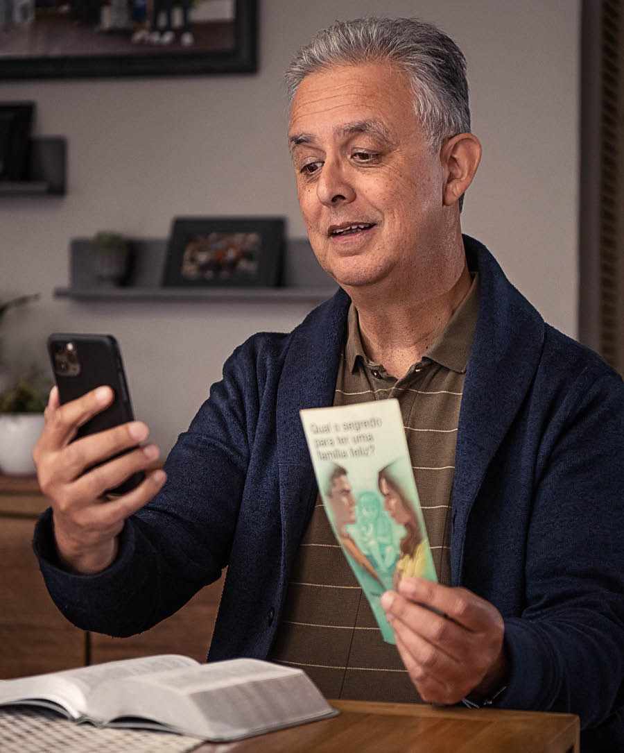 Esse mesmo irmão treina sua apresentação gravando um vídeo no celular.