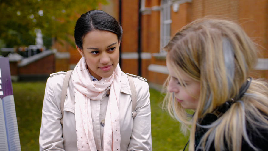 Uma cena do vídeo ‘Sinta a Alegria de Fazer Discípulos — Melhore Suas Habilidades — Use o Poder da Palavra de Deus’. A Sara ouvindo a Jade ler um texto bíblico em voz alta.