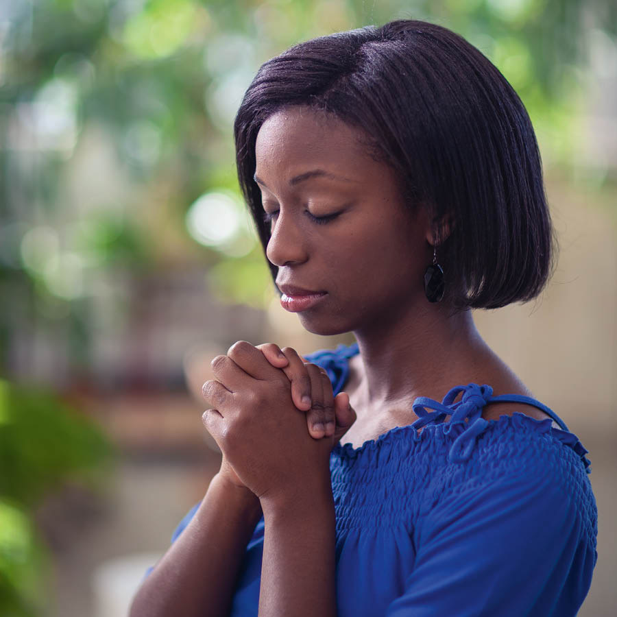 Conjunto de imagens: Pessoas fazendo votos. 1. Uma mulher jovem orando. 2. Um casal trocando alianças no casamento.