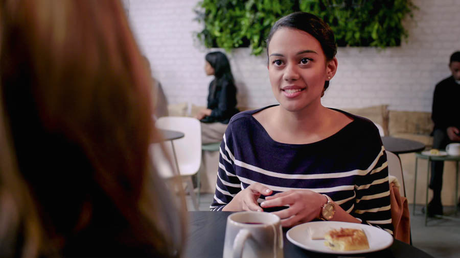 Uma cena do vídeo ‘Sinta a Alegria de Fazer Discípulos — Melhore Suas Habilidades — Ilustre os Pontos Principais’. Sara fazendo uma ilustração para Jade.