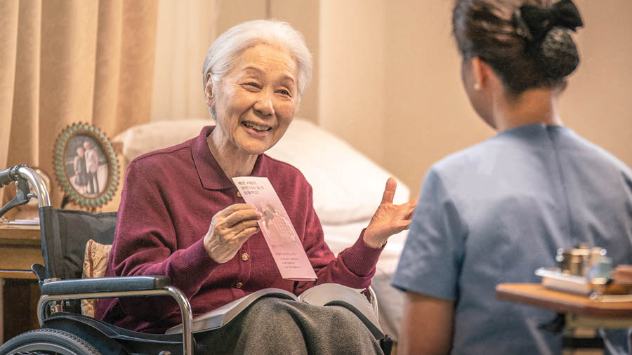 Conjunto de imagens: Pessoas que agradam a Jeová pela maneira que servem a ele. 1. Uma irmã idosa dando testemunho para a cuidadora dela. 2. Um homem queimando objetos espíritas. 3. Três irmãs de raças diferentes num congresso internacional.