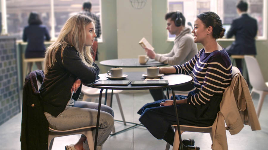 Uma cena do vídeo “Ajude Seu Estudante a Assistir às Reuniões”. A Sara convida a Jade para a reunião.