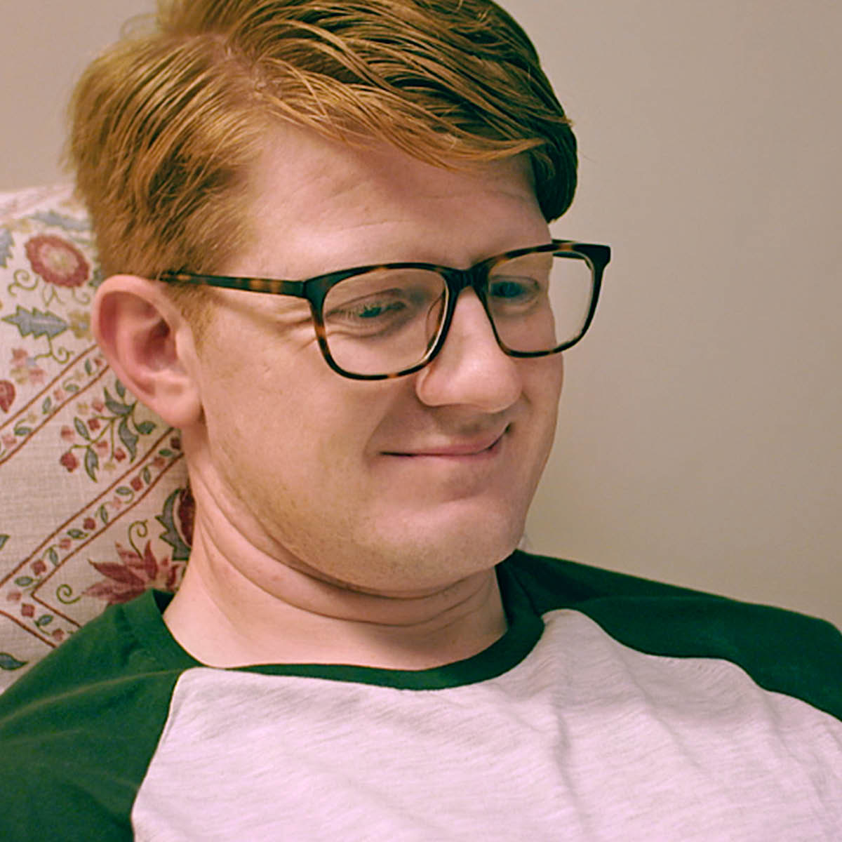 Uma cena do vídeo “Motivado Pela Fé, Faça Mais para Jeová — Curse a Escola para Evangelizadores.” Gabriel medita em como Jeová o tem abençoado.