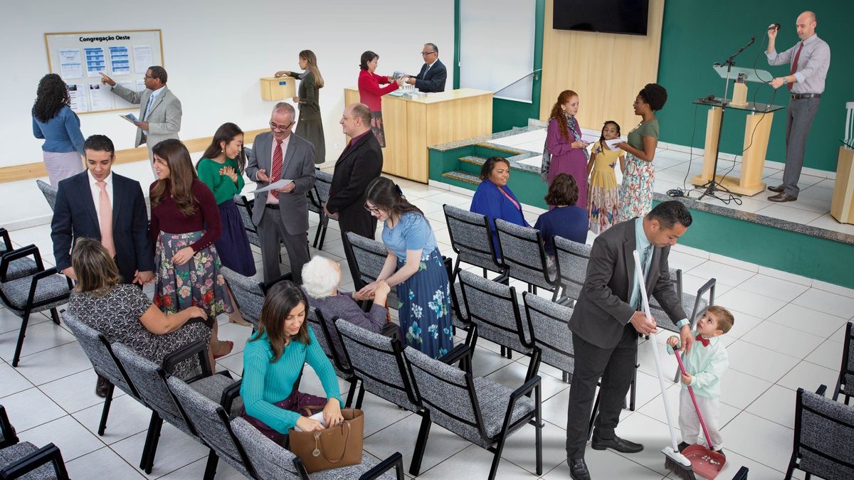 Irmãos e irmãs antes de uma reunião no Salão do Reino. 1. Eles se cumprimentam e conversam uns com os outros. 2. Um irmão mostra para uma irmã algo que ele colocou no quadro de anúncios. 3. Uma irmã coloca uma contribuição na caixa de donativos. 4. Um irmão atrás do balcão entrega uma publicação para uma irmã. 5. Um irmão ajusta o microfone na tribuna. 6. Um irmão e seu filho limpam o salão.