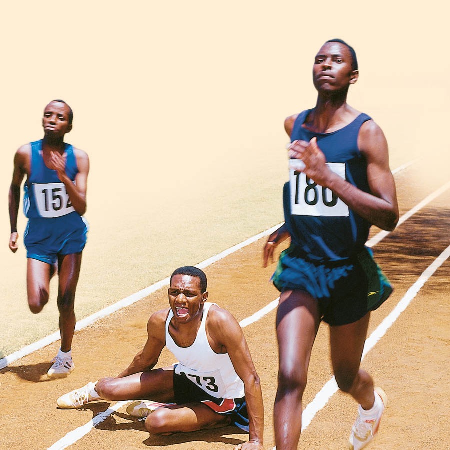 Um corredor cai durante a corrida