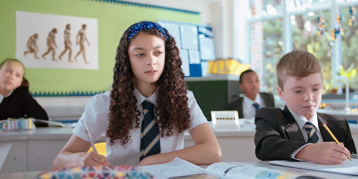 Jovem irmã tendo aula sobre evolução