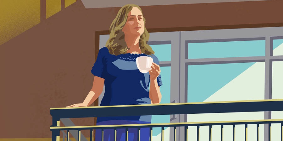 Uma mulher tomando uma bebida que não é alcoólica