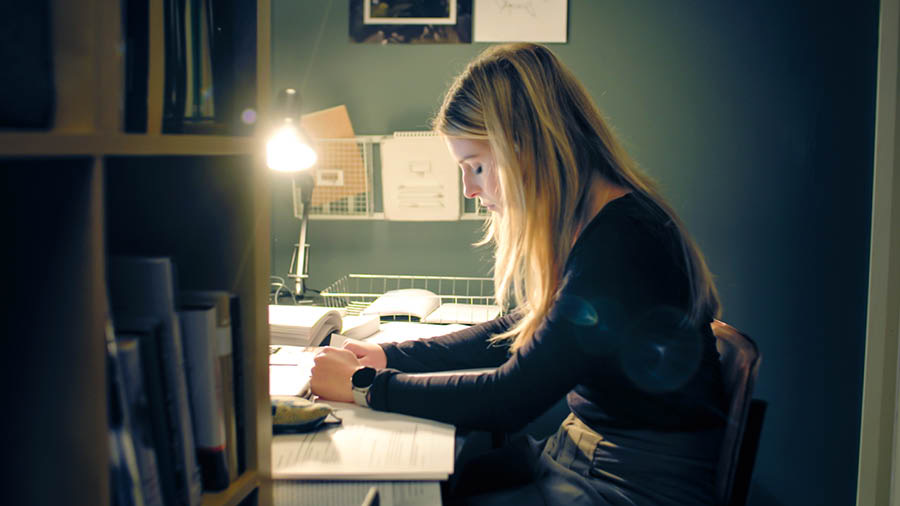 Image extraite de la vidéo « Aidons nos étudiants de la Bible à abandonner de mauvaises habitudes ». Jade demande de l’aide à Jéhovah par la prière.