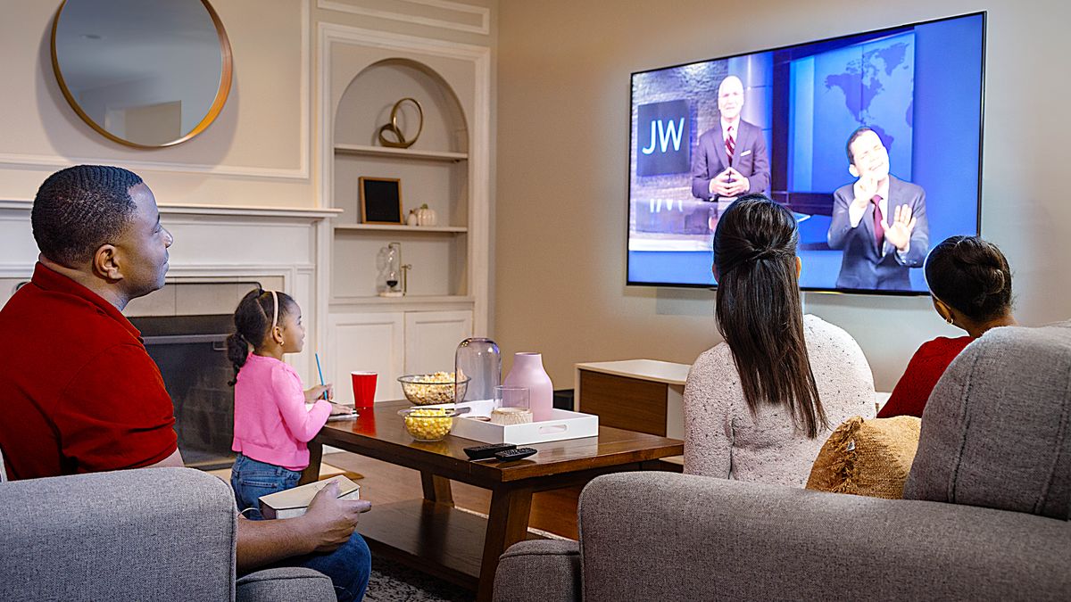 Cette même famille regarde une émission de JW Télédiffusion.