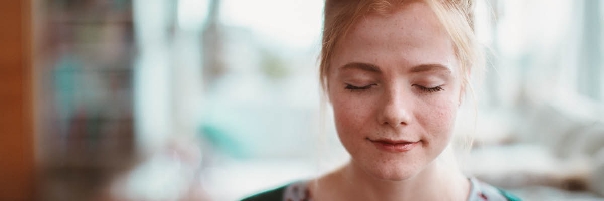 Une jeune femme en train de prier.