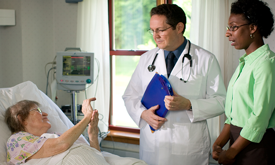 သွေးနဲ့ပတ်သက်တဲ့ ကျမ်းစာအခြေပြု ယုံကြည်ချက်ကို ဆရာဝန်ကို ရှင်းပြနေတဲ့ ခရစ်ယာန်လူနာ