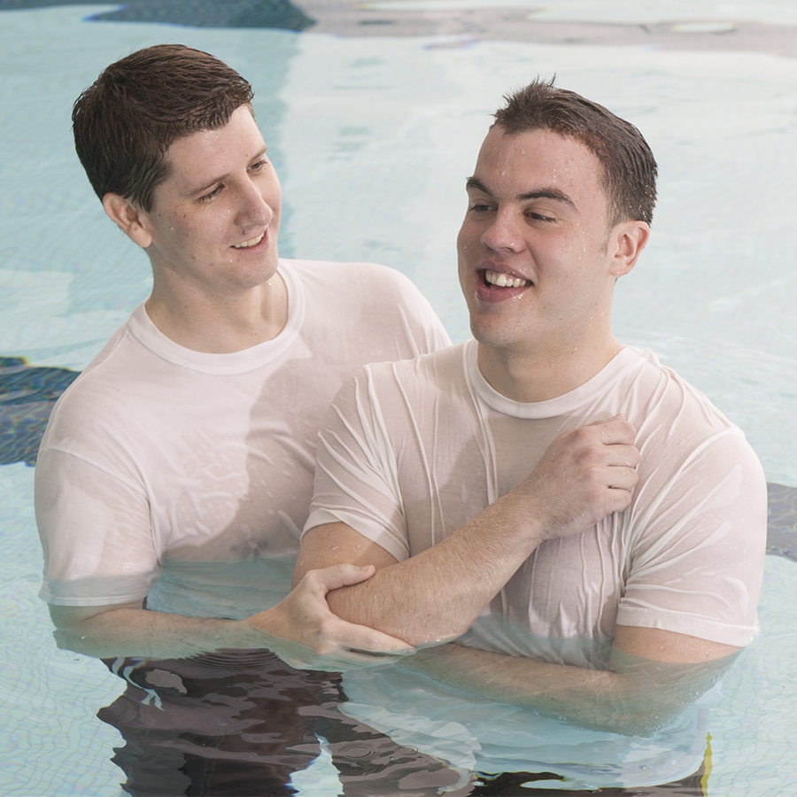 ဆက်ကပ်အပ်နှံတဲ့အထိမ်းအမှတ်အဖြစ် နှစ်ခြင်းခံနေတဲ့ တပည့်