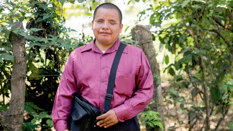 ကမ်းခြေမှာ ရပ်ပြီး ဆည်းဆာအလှကို ကြည့်နေသူ။