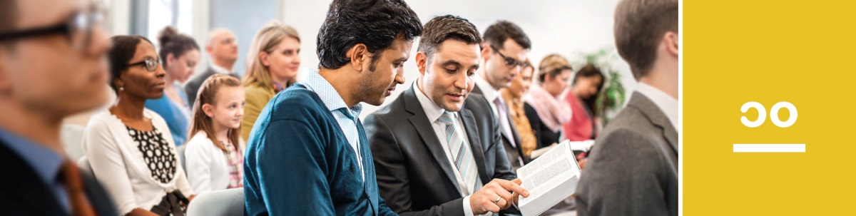 သင်ခန်းစာ ၁၀။ ယေဟောဝါသက်သေတွေရဲ့ အစည်းအဝေးမှာ သက်သေခံပြတဲ့ ကျမ်းချက်ကို လိုက်ကြည့်နေသူ။