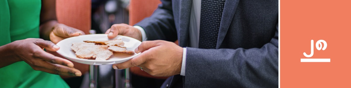 သင်ခန်းစာ ၂၈။ သခင့်ညစာစားပွဲမှာ တဆေးမဲ့မုန့်ကို လက်ဆင့်ကမ်းနေ။