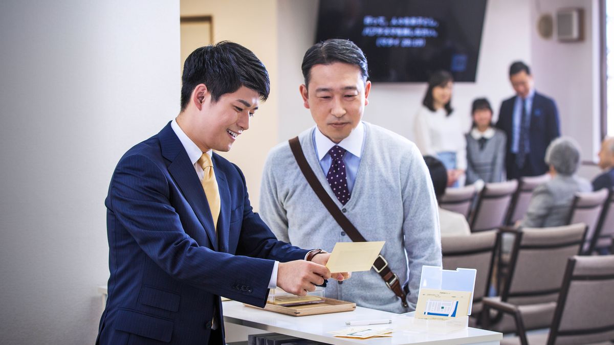 အသက်ငယ်တဲ့ အကြီးအကဲ “ကင်းမျှော်စင်” သင်တန်းကိုင်နေတာကို စာပိုဒ်ဖတ်တဲ့ သက်ကြီး အကြီးအကဲက ပြုံးပြီး ကြည့်နေ။