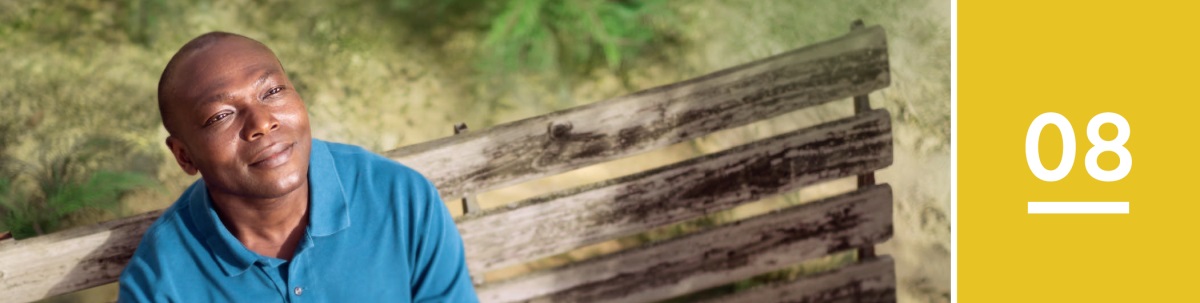 Phunziro 8. Munthu wakhala pabenchi ndipo akuyang’ana kumwamba.