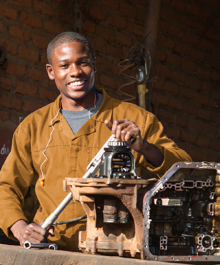 M’bale akugwira ntchito yake mosangalala