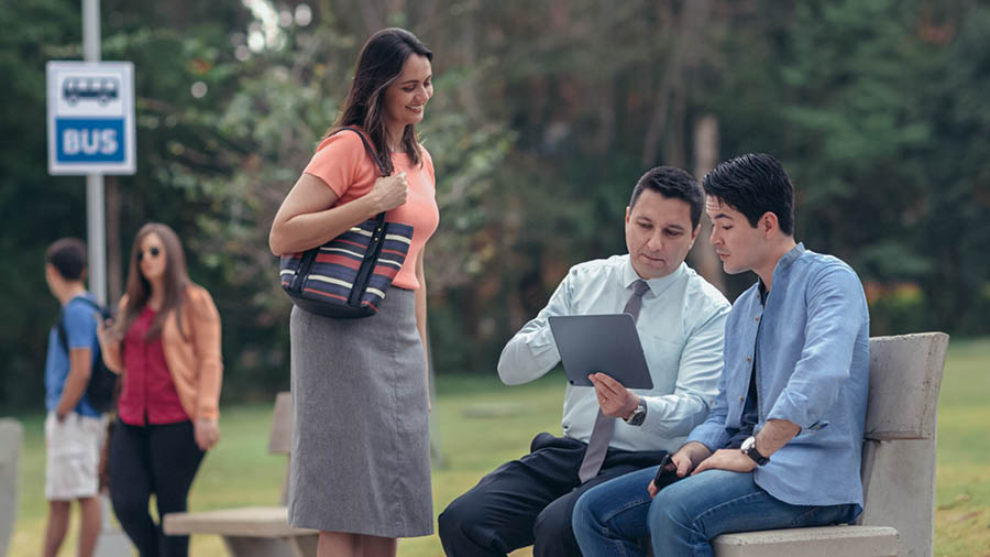 Banja likugwiritsa ntchito kabuku kakuti “Mungakhale Ndi Moyo Mpaka Kalekale” ndipo likukambirana ndi bambo wina pamalo okwerera basi.