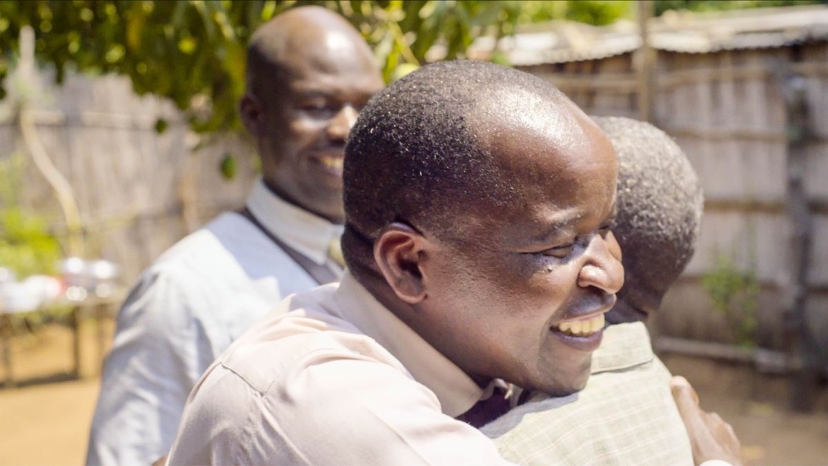 Chithunzi cha muvidiyo yakuti “Abusa Amene Amasamalira Gulu la Nkhosa.” Mkulu wakumbatira Elias mosangalala pamene akulonjerana.