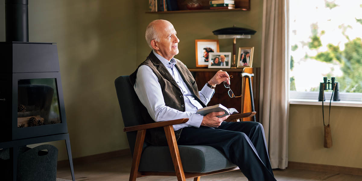 Bambo wachikulire akuganizira zimene akuwerenga m’Baibulo.