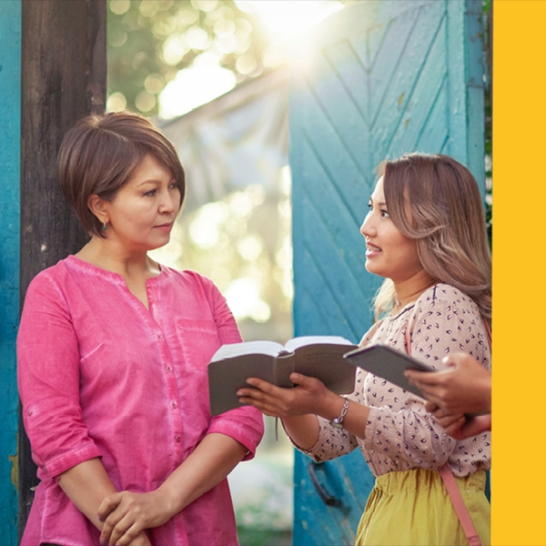 Ifoto: 1. Umuryango wishimye urimo uritegereza amafi. 2. Abahamya babiri barimo baganira n’umugore kuri Bibiliya. 3. Umuryango urimo kwiga Bibiliya wifashishije imfashanyigisho za Bibiliya. 4. Bibiliya irambuye. 5. Umugabo n’umugore bereka umugenzi videwo ishingiye kuri Bibiliya.