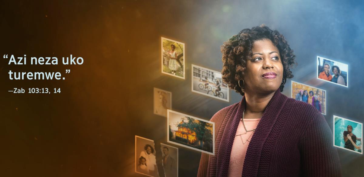 Amagambo ari muri Zaburi ya 103:13, 14 avuga ngo: “Azi neza uko turemwe” yanditse iruhande rwa mushiki wacu. Uwo mushiki wacu akikijwe n’amafoto agaragaza ibyamubayeho kuva akiri umwana kugeza ubu.