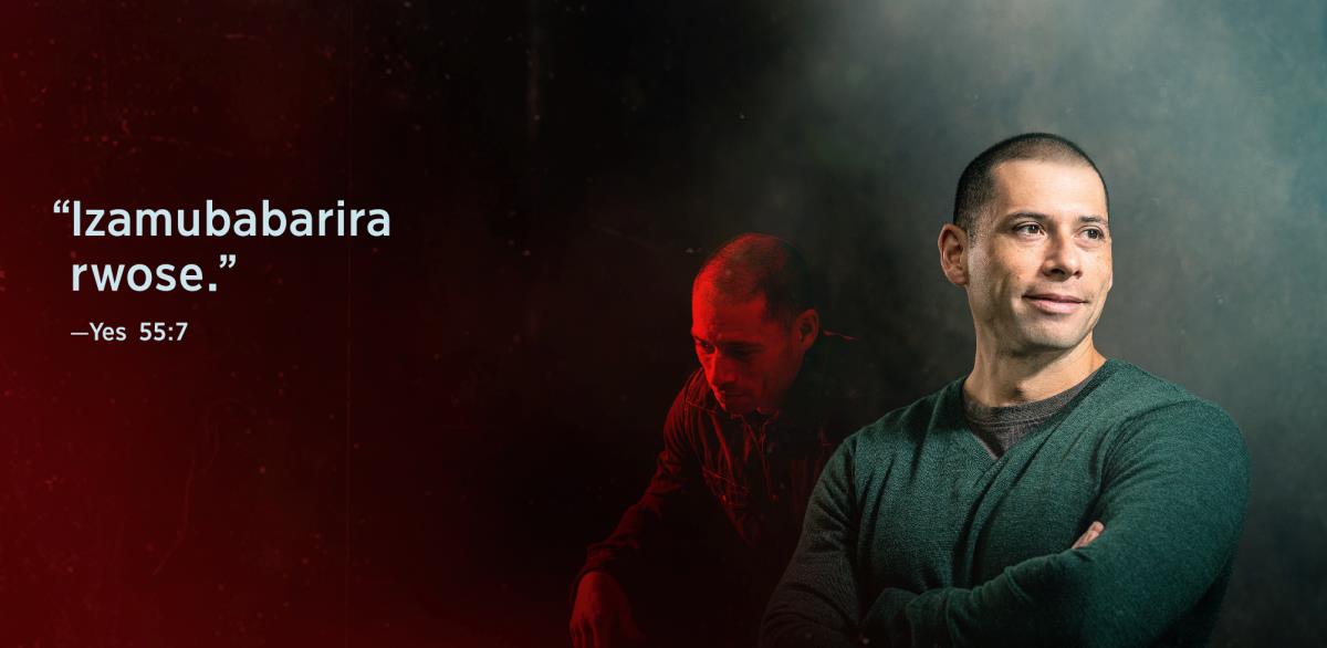 Amagambo ari muri Yesaya 55:7 avuga ngo: “Izamubabarira rwose” yanditse iruhande rw’umuvandimwe. Inyuma tubona uwo muvandimwe yihebye kandi ababaye cyane. Ariko ku ifoto iri imbere arishimye kandi afite ikizere.