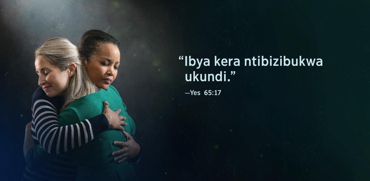 Amagambo ari muri Yesaya 65:17 avuga ngo: “Ibya kera ntibizibukwa ukundi” yanditse iruhande rwa bashiki bacu babiri barimo guhoberana kandi ubona bameze nk’abatuye umutwaro uremereye.