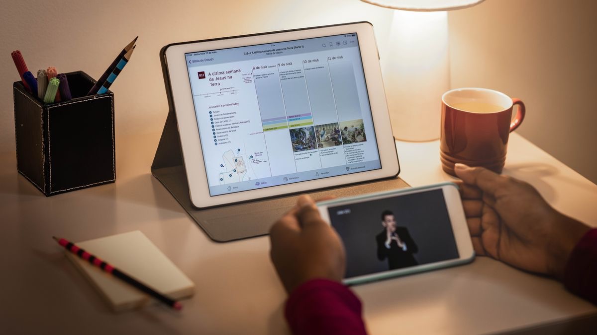 Wa mushiki wacu arimo gukoresha imbonerahamwe igaragaza “Ibyabaye mu cyumweru cya nyuma cy’ubuzima bwa Yesu ku isi,” iri mu Gatabo k’Iteraniro ry’Umurimo ko muri Mata 2019 kugira ngo asobanukirwe ibyo asoma muri Bibiliya.