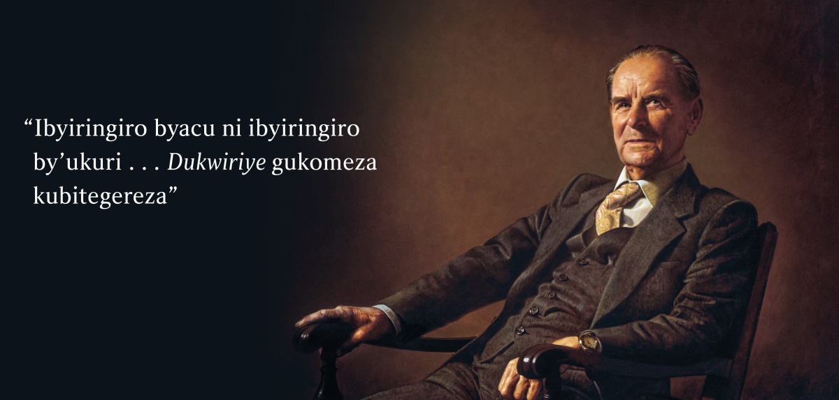 Umuvandimwe Frederick Franz. Iruhande rwe hari amagambo yavuze agira ati: “Ibyiringiro byacu ni ibyiringiro by’ukuri . . . Dukwiriye gukomeza kubitegereza.”