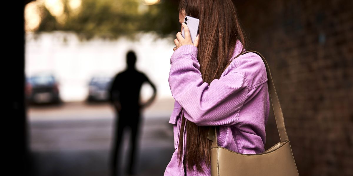 Nyankola-maligo ali akulikira omukazi oli yene. Oyo mukazi amabona oyo nyankola-maligo oli enyuma zage amanakolesa etelefone yage ly’ahamagala abantu bamurhabale.