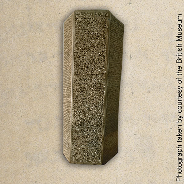 Kamenný hranol, na ktorom sa Senacherib vystatuje