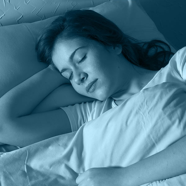 Dievča ide jesť jablko