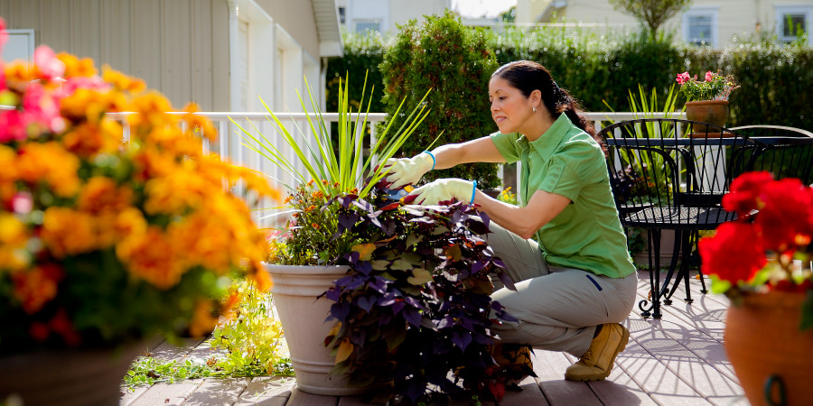 Delina pri práci v záhradke