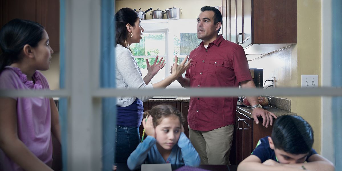 Rozrušené deti počúvajú hádku rodičov